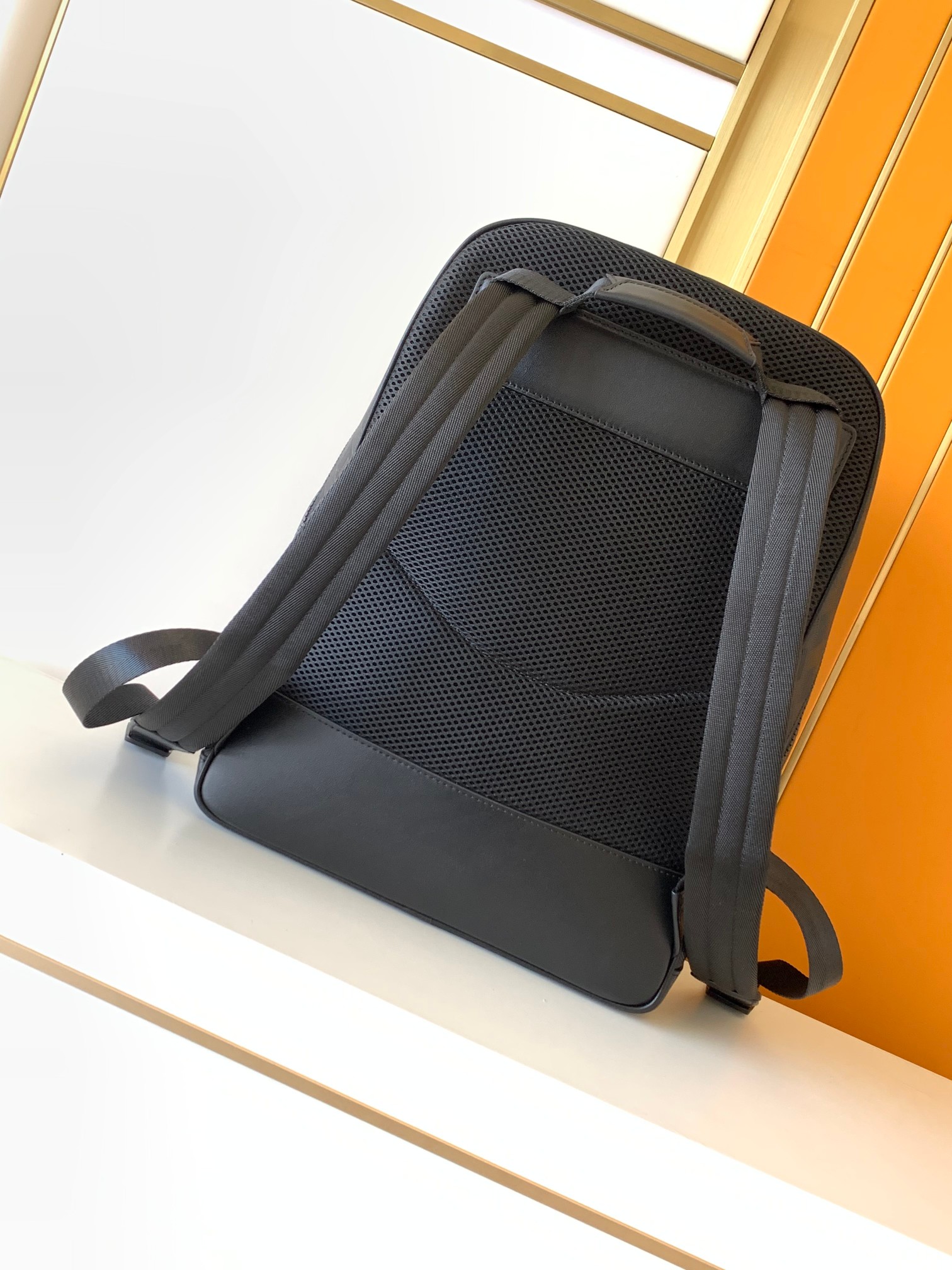 Minimalist Black Embossed Back - огляд і ціна Leather Work Rucksack